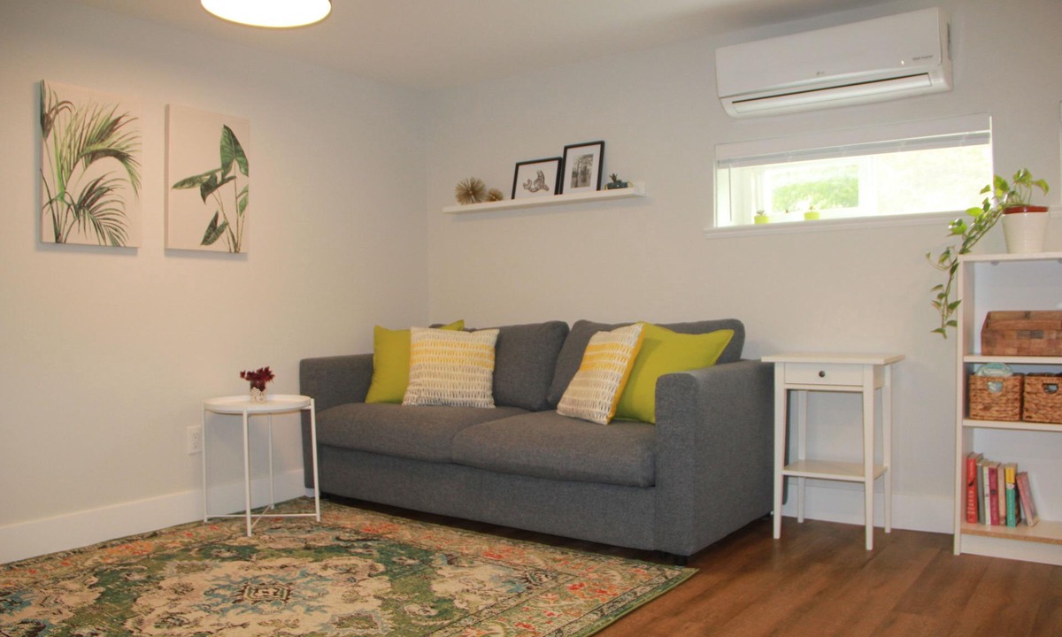 Riley Park House | 💎1 bedroom HiddenGem suite in central Vancouver ✨Clean +Free Wifi +Near All