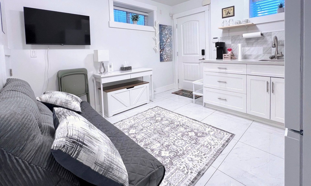 Renfrew-Collingwood House | 1 Bedroom with WIFI, Laundry, Queen Bed, Sofa Bed. Close to Transit and Grocery