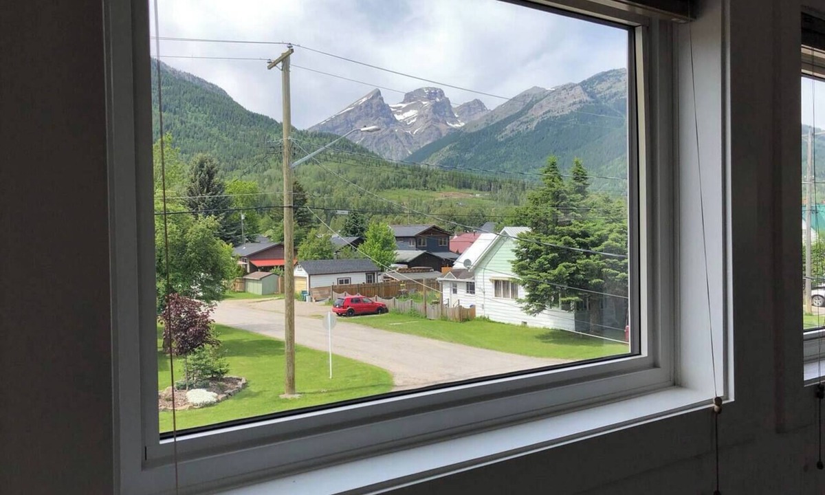 Fernie House | 10 Minute Walk to Downtown Fernie. Hot Tub