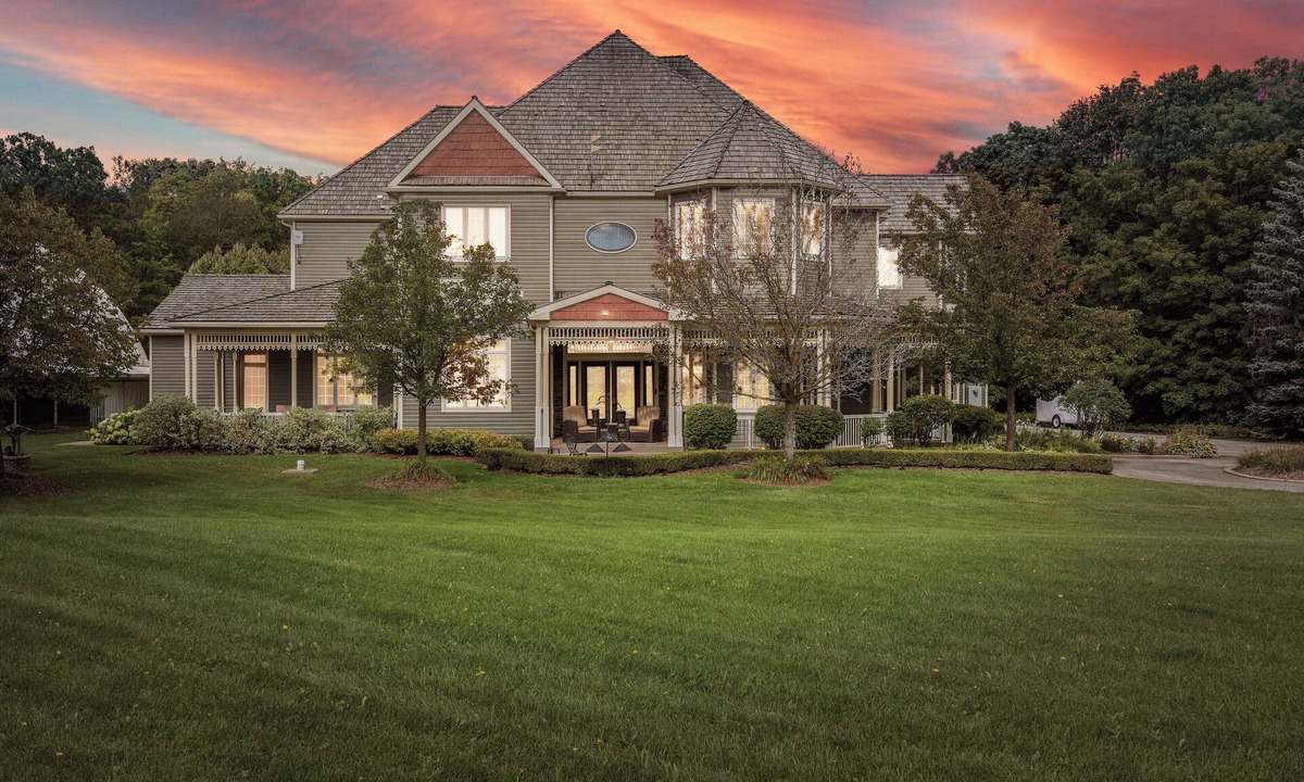 Norval House | 12 Acre Private Sport Resort & Spa Tennis Pickleball Sauna HotTub Pool Golf FIFA