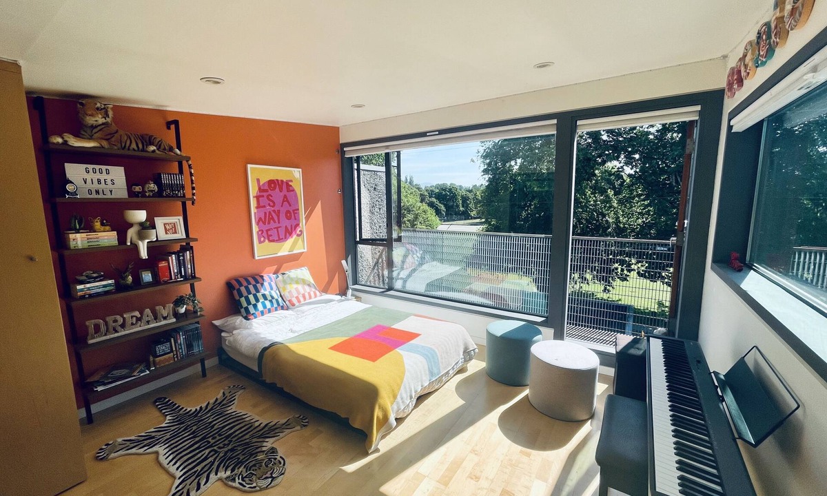 East Side House | 15 min to downtown | Hot tub | Spacious+peaceful+modern