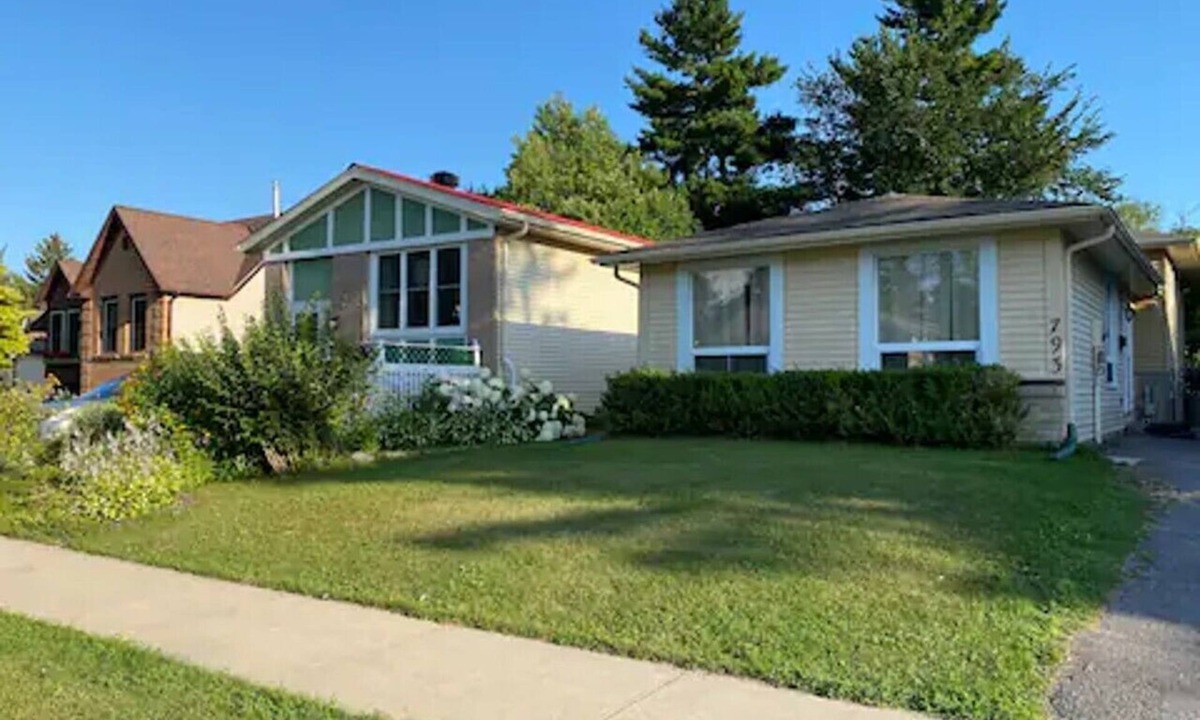 Amherstview House | 15 minutes away from downtown and Thousand Island Ferry