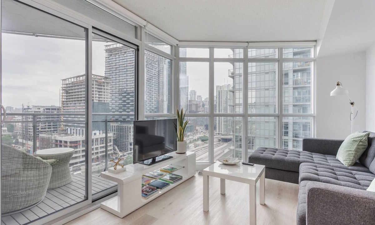 Wellington Place Apartment | 1BR Apartment in Toronto close to CN tower and Rogers Centre