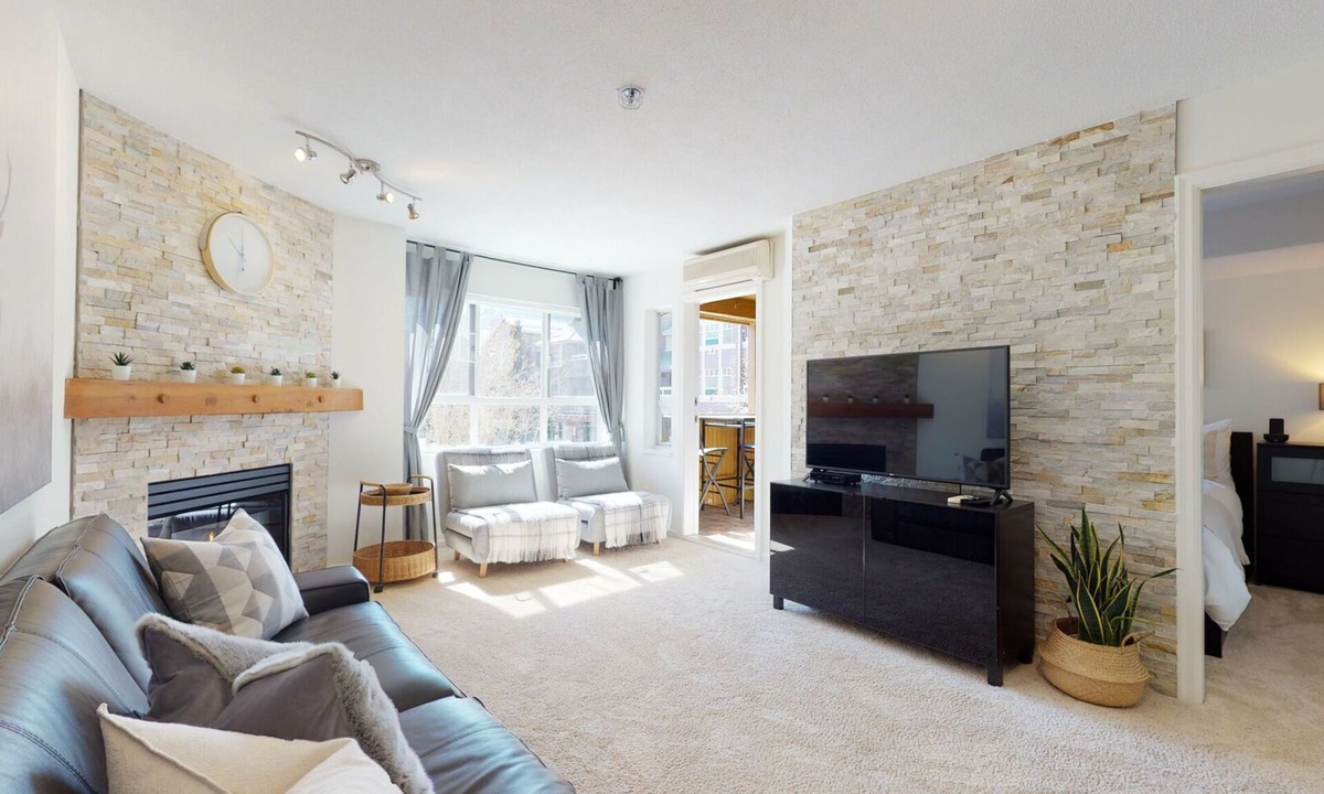 Village North Condo | 1BR + Den | Marketplace Lodge | Gas Fireplace | Village Location | Complex Hot Tub