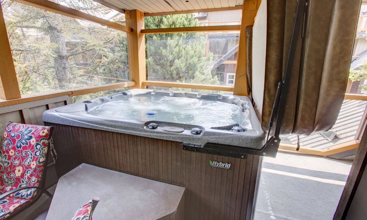 Village North House | 2 BDM 2 BATH Private hot tub. King Bed. 2 twins. (No bunks) Free Parking. A/C