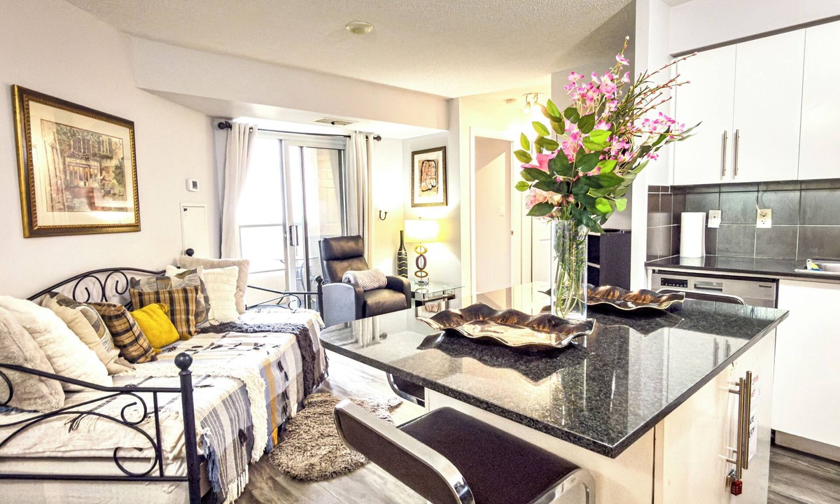 Downtown Mississauga Condo | 2-Bed, 2-Bath Condo w/Pool & Parking by Square 1