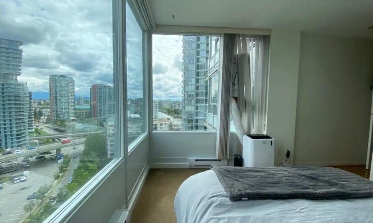 Yaletown Condo | 2 bedroom + 2 bathroom Yaletown condo with view of the False Creek Marina