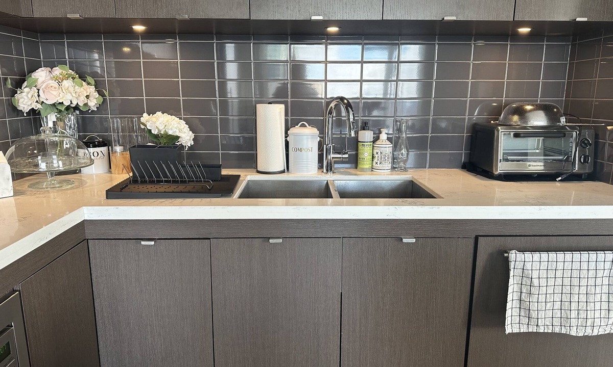 Midtown Toronto Condo | 2-bedroom, 2-bathroom condo in stylish Yorkville. Parking & in-suite laundry Inc