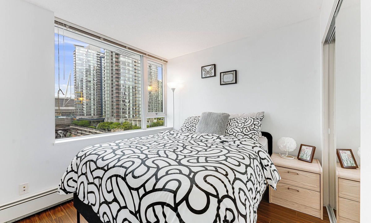 Gastown Condo | 2 Bedroom condo in heart of Downtown Vancouver with Pool, Gym & Free Parking