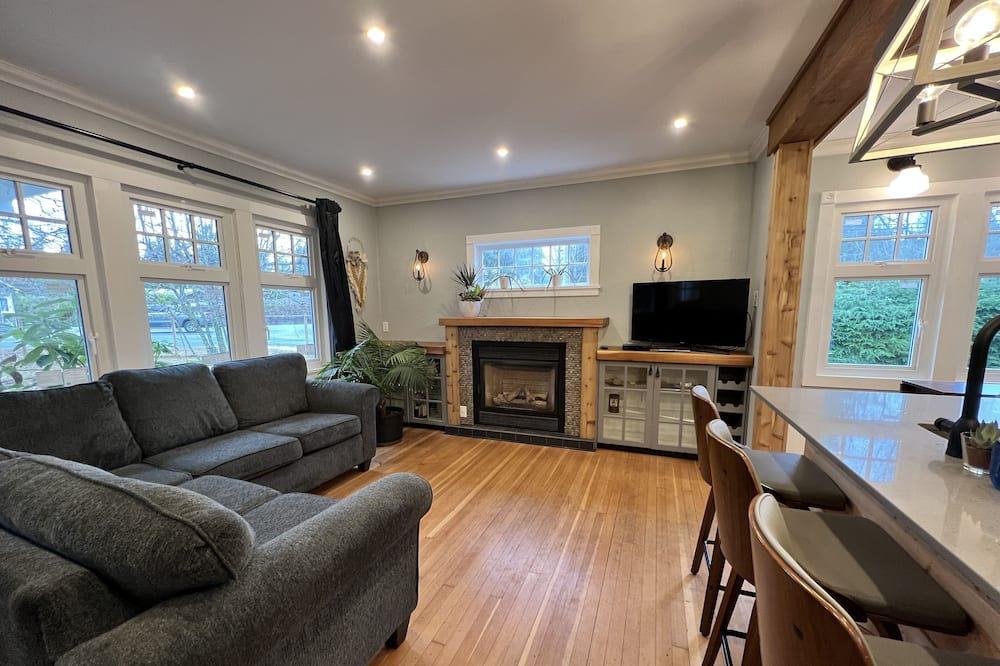 Powell River House | 2 Bedroom Country Cottage with Fully Fenced Yard