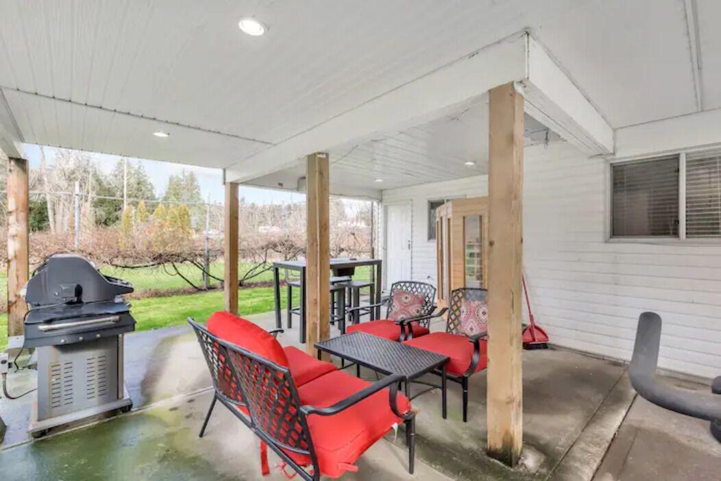 Langley Apartment | 2 bedroom Suite on Acreage with Netflix