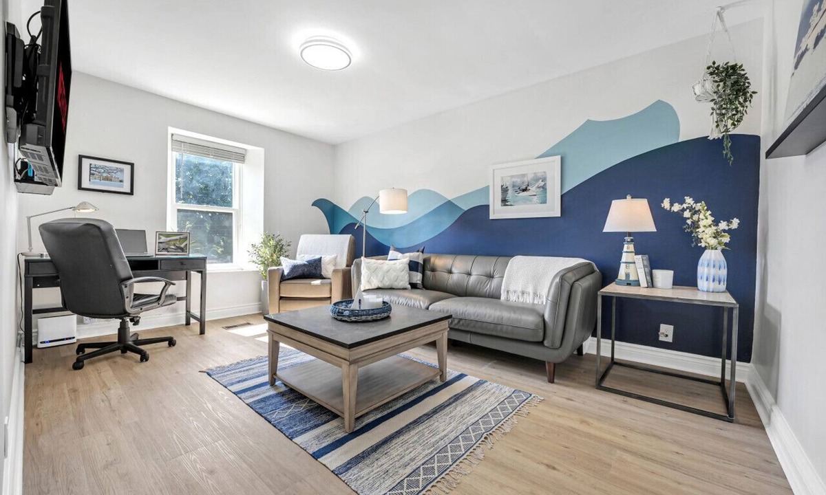 North End West Apartment | 2 Bedroom Suite with King Bed Master and Fast Wifi