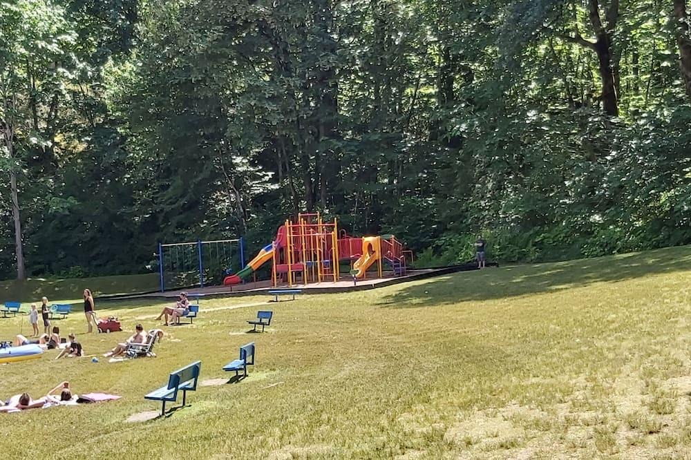 Hope Apartment | 2 Bedroom Townhouse with out door patio 5 minute drive to the lake