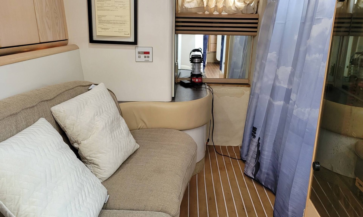 Central Boat Rental | 2-Bedroom Y Boat in amazing Downtown Vancouver