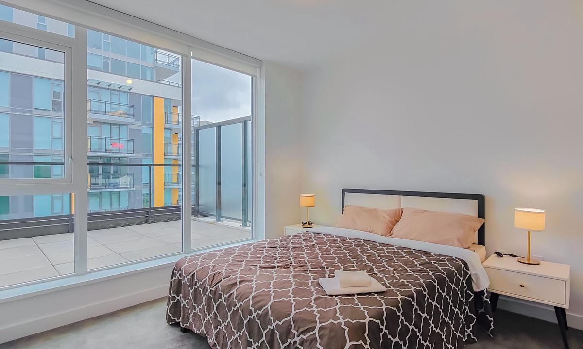 Richmond City Centre Apartment | 2 Bedrooms 2 Bathrooms 1 Den | HUGE Patio | 1200sqft | Free Parking | Lux Condo