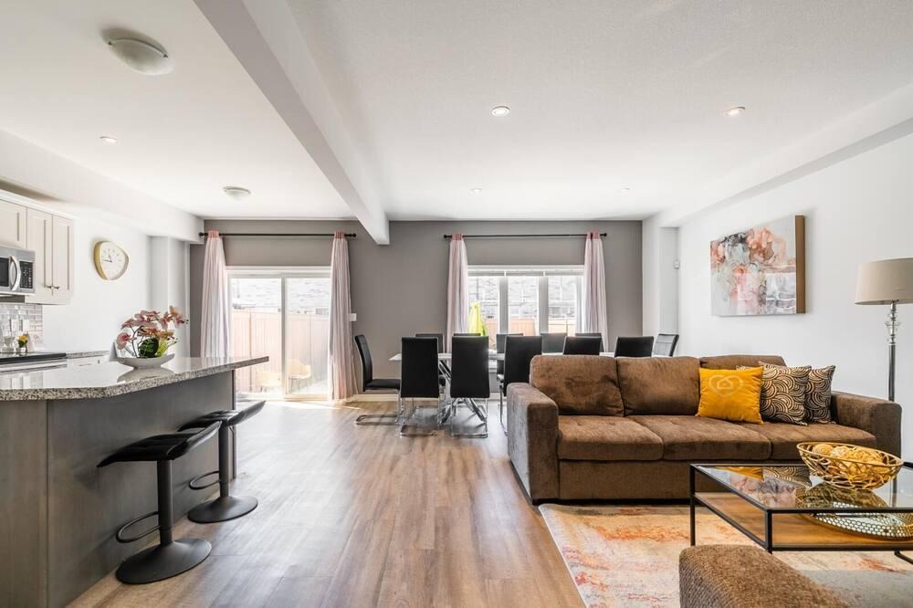 Stoney Creek Villa | 20 Ppl 5BR Townhome on the Lake. HotTub, Gym, BBQ