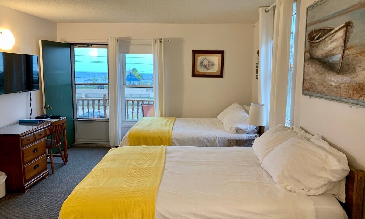 Port Elgin Hotel | 202 - Executive Rm Lake View- Balcony 2 DBL