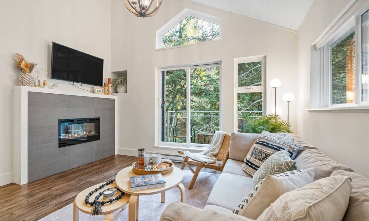 Whistler Creekside House | 2BR Creekside Gem|Steps to Gondola,Free PKNG|Patio