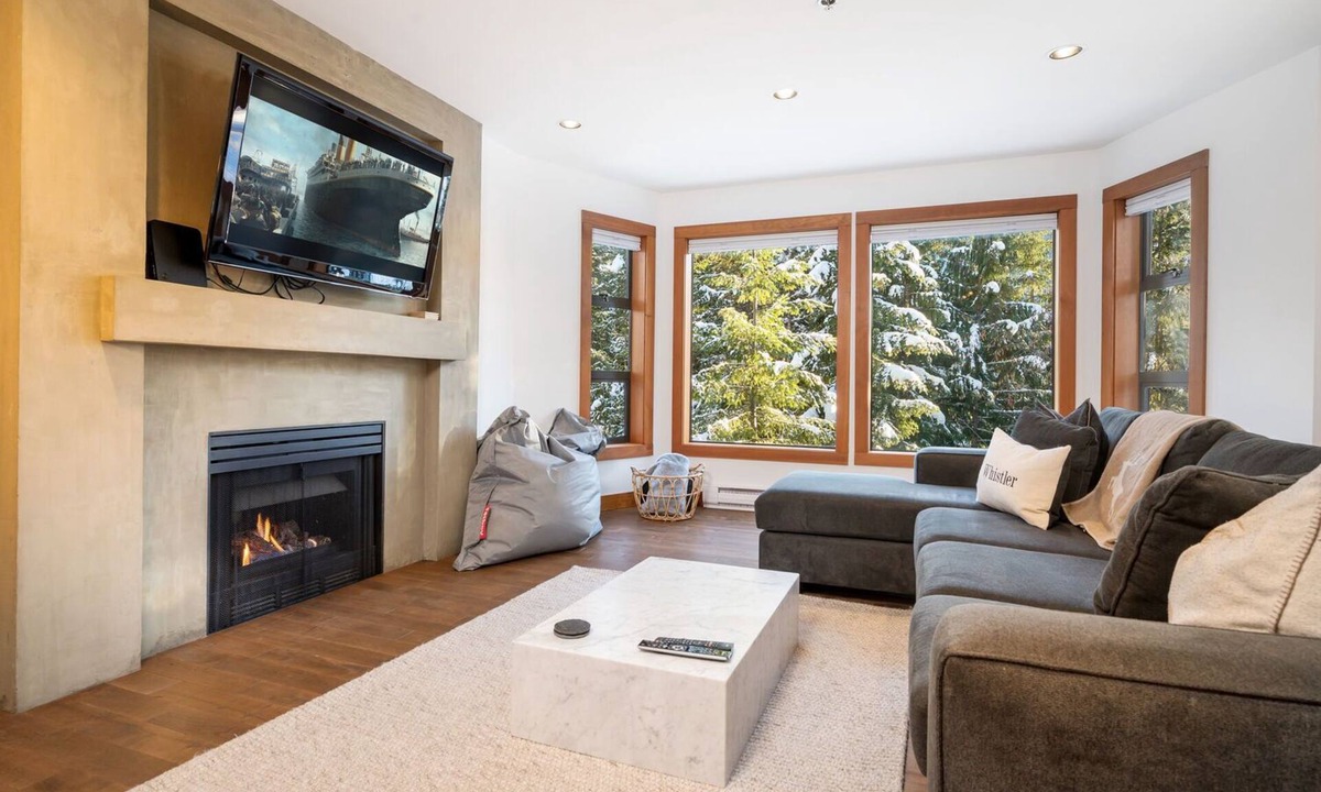 Blueberry Hill Condo | 2BR | Greyhawk | Hot Tub & Sauna | Gas Fireplace | Secure Parking
