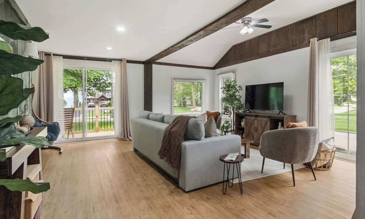 Fort Erie House | 2BR Lakeside Oasis w/BBQ & Parking | Sleeps 5!