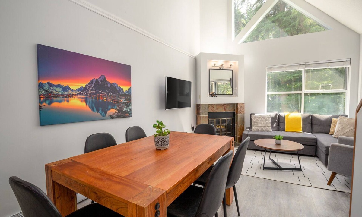 Blackcomb Condo | 2BR + Loft | Wildwood Lodge | Free Ski Bus | Hot Tub & Pool | Private Patio | Parking