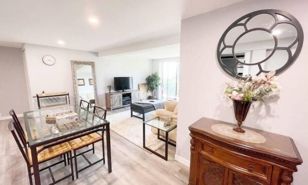 West Vancouver House | 2BR Private Suite · West Vancouver · Landmark View · Prime Location