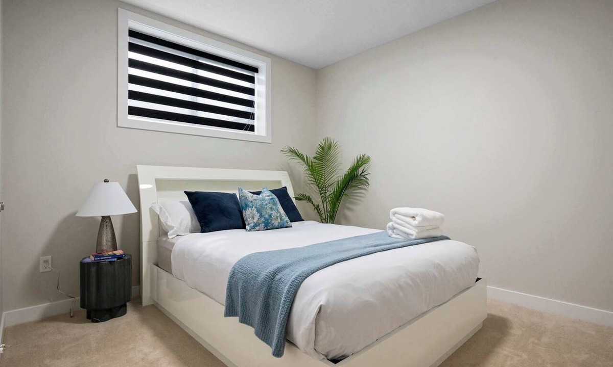 Evanston House | 2BR Private Suite Free Banff Pass