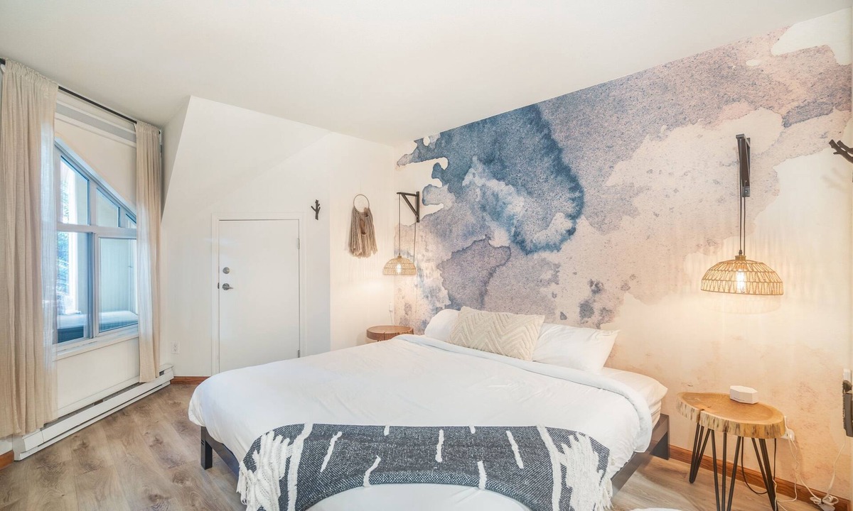 Village North House | 2BR Twnhse in Village! Private Hot tub | King Bed | Four Bikes | Free Parking