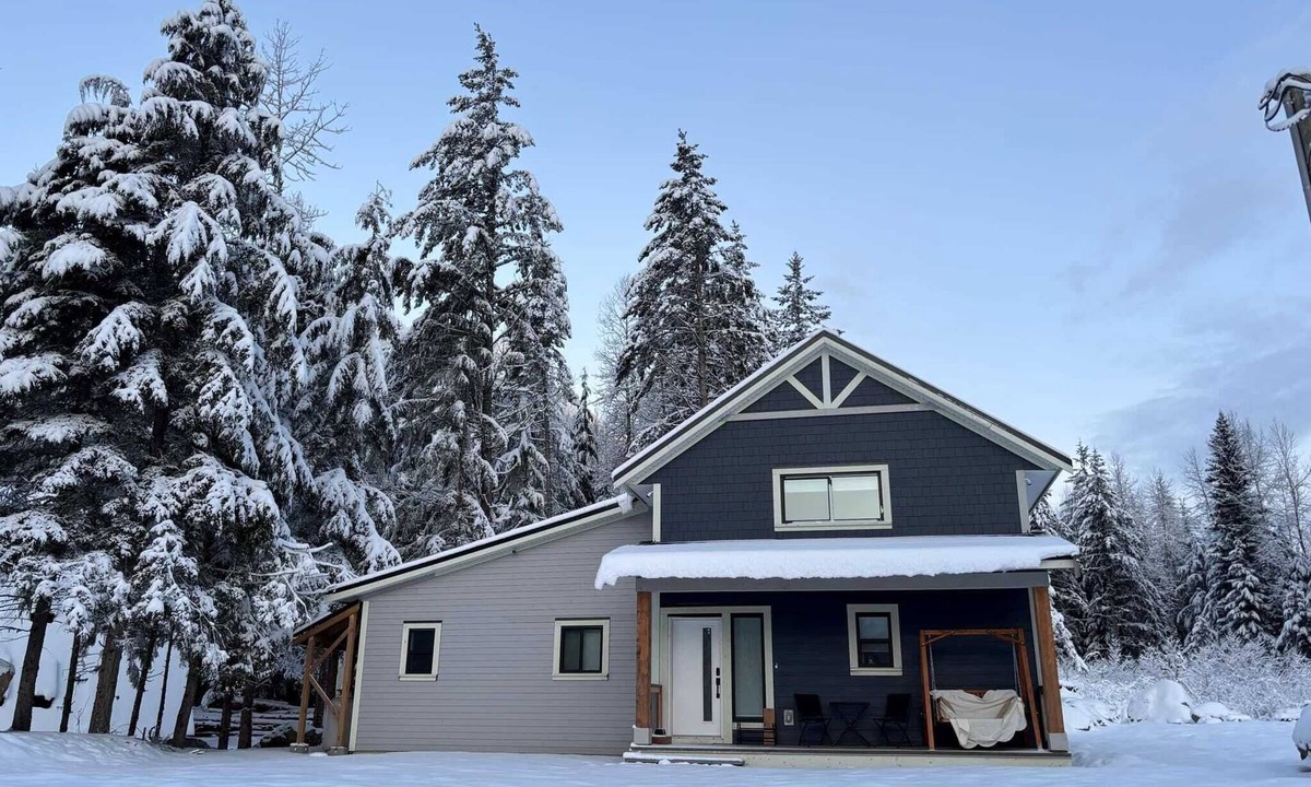 Eastern Hillsides Cabin | 3-bdrm cozy cabin in gorgeous Sunshine Valley w/the comforts of home in nature.