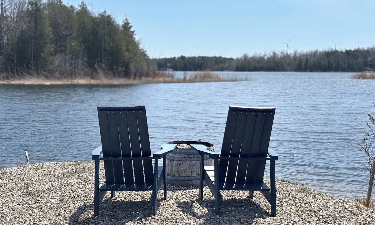 Glen Huron Ski Chalet | 3 Bdrm Lakefront Cottage with Hot Tub In Blue Mountain