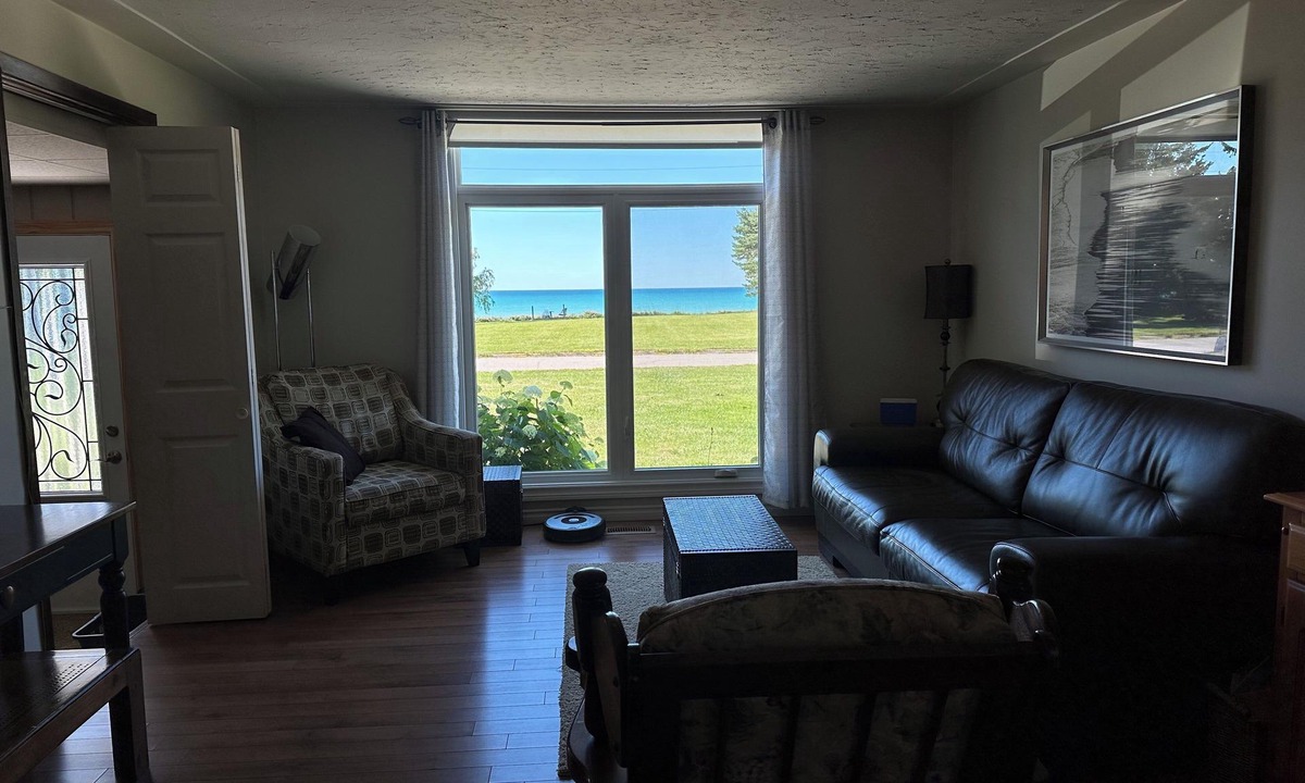 Plympton-Wyoming House | 3 Bed 2 bath ~ Bluepoint Home on Lake Huron. 20 mins to Sarnia & Bridge to USA