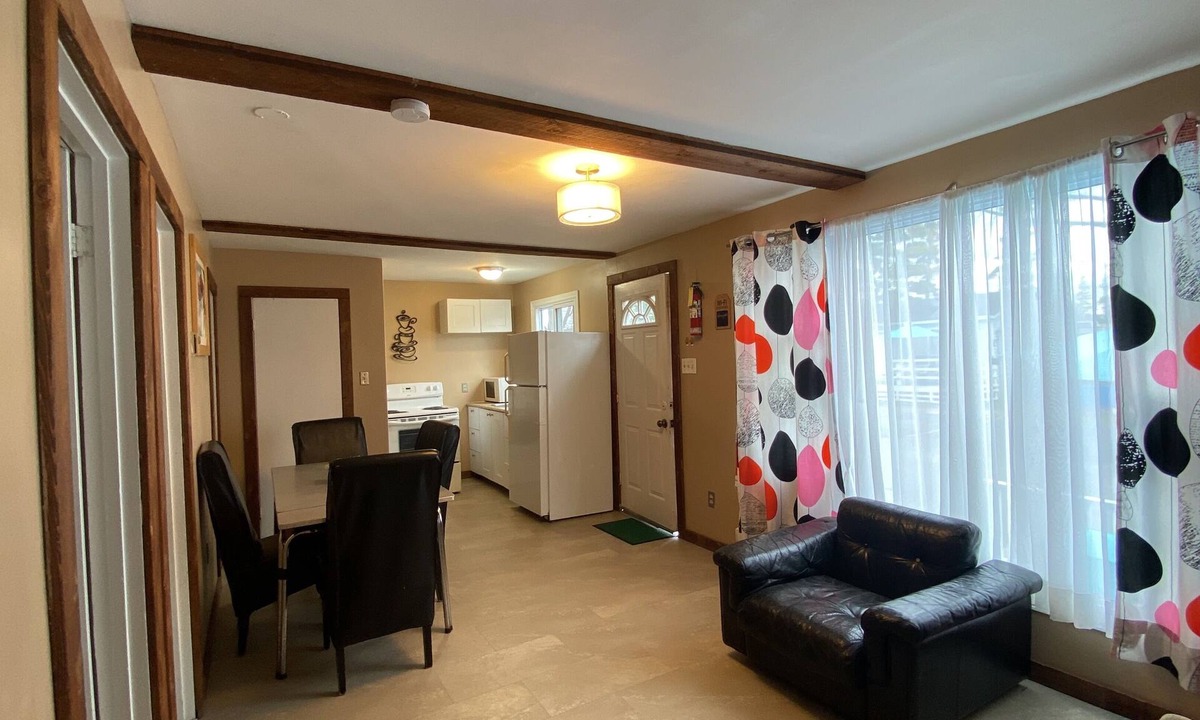 Wasaga Beach Cottage | 3-bedroom Wasaga Beach Walk to beach Free Parking Free Wifi