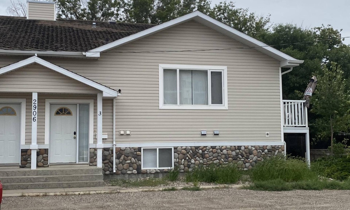 South Lethbridge Condo | #3 Southside Getaway Apt. - Close to Costco & College