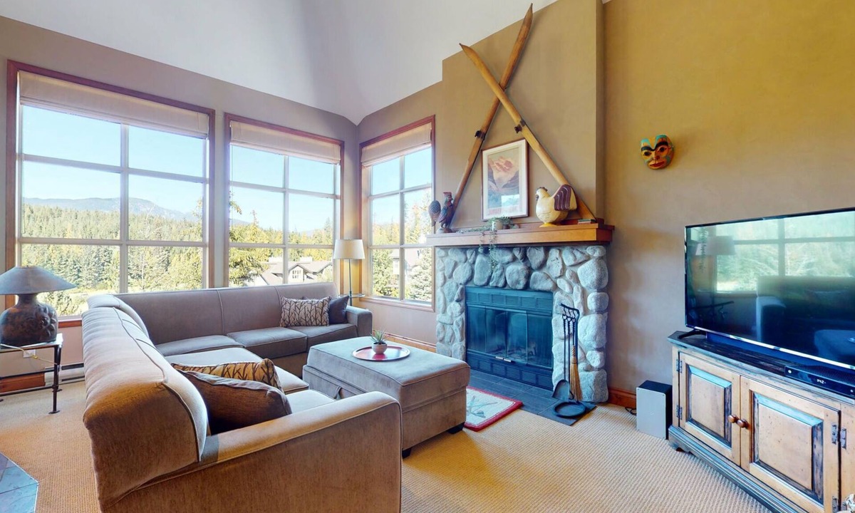 Blackcomb House | 3BR | Blackcomb Greens | Wood Burning Fireplace | Complex Hot Tub | Parking | Mountain Views