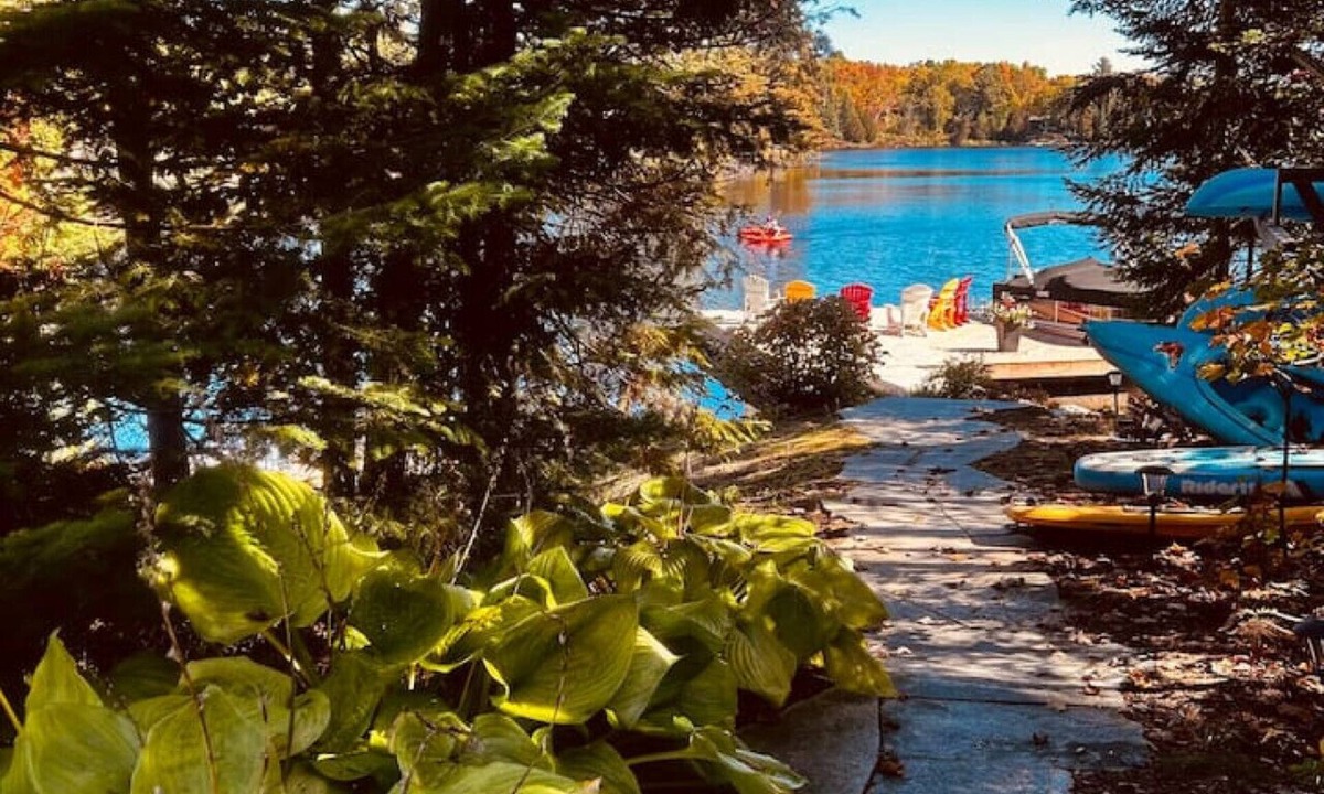 Dunchurch Cabin | 3BR Waterside Cottage w/King Beds & Fireplace