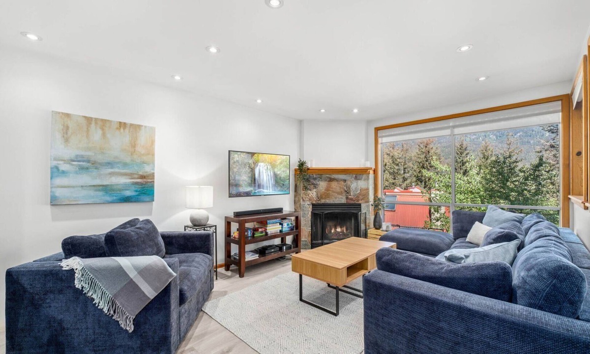 Whistler Creekside House | 3BR | Whistler Creek Ridge | Ski-in/out | Private Hot Tub | Wood Fire | Private Garage