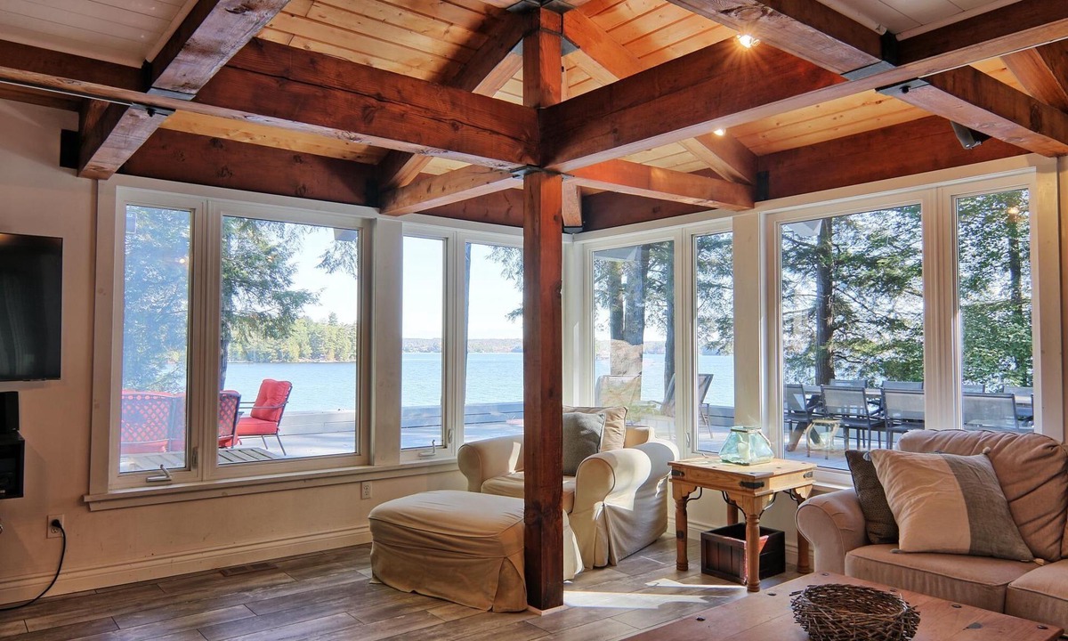 Bracebridge Cottage | 4 bdrm +loft, 3 bath, Island Property on Lake Muskoka! Beach Hut! Hot tub!