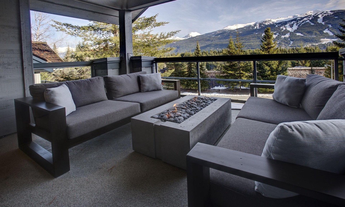Blueberry Hill House | 4 bed/3 bath twnhse w stunning Mtn view & HOT TUB