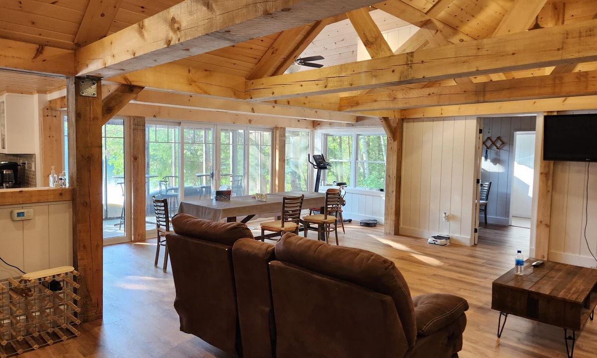 Lake of Bays Cottage | 4 Bedroom, 2 Bath Lakefront cottage in Muskoka