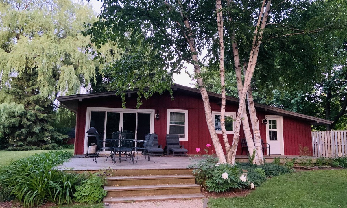 Dashwood Cottage | 4 bedroom, 4 season lakefront near Grand Bend (Lake Huron) with fire pit