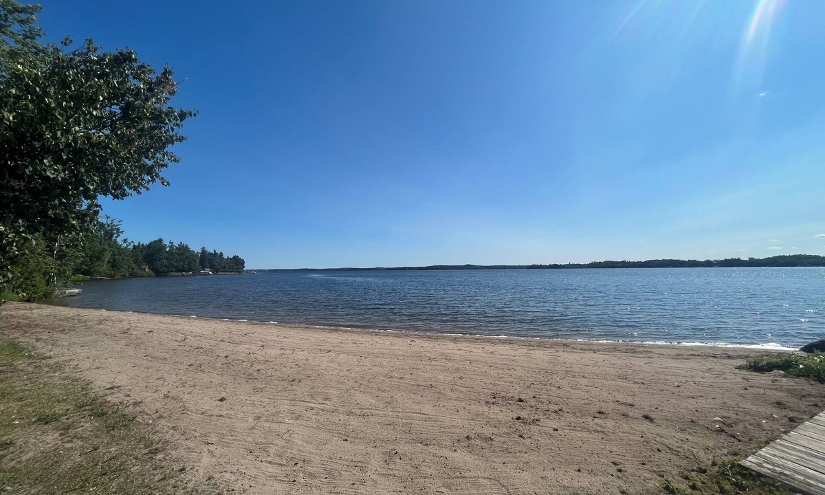 Isaacs Glen Cabin | 4-bedroom cabin in beautiful Kawartha Lakes with AC
