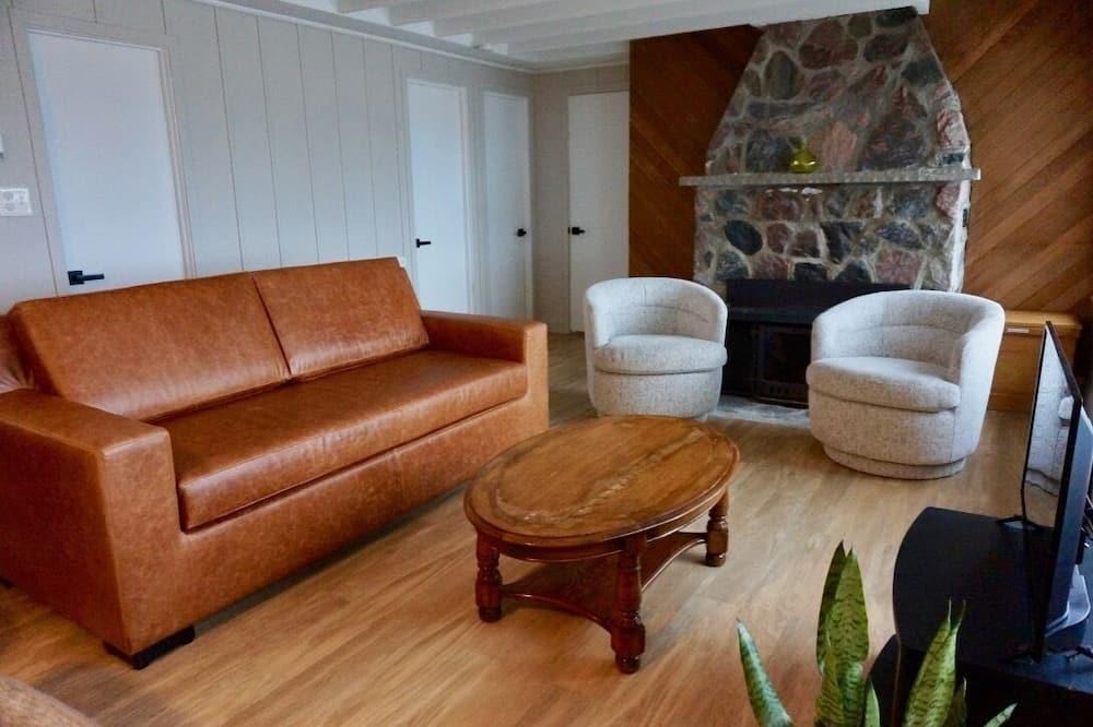 Lafontaine House | 4 SEASON WATERFRONT COTTAGE ON GEORGIAN BAY SAND BEACH
