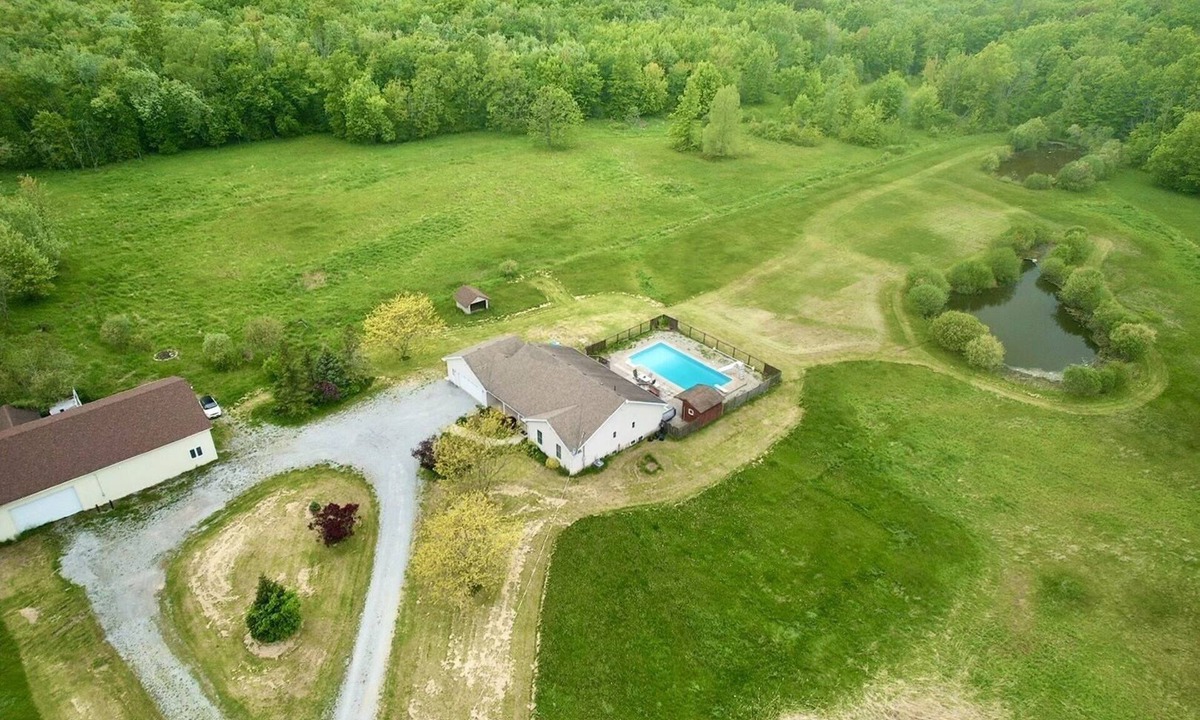 Port Colborne Cottage | 40 Acre Vacation rental Cottage with hot tub and swimming pool in Niagara
