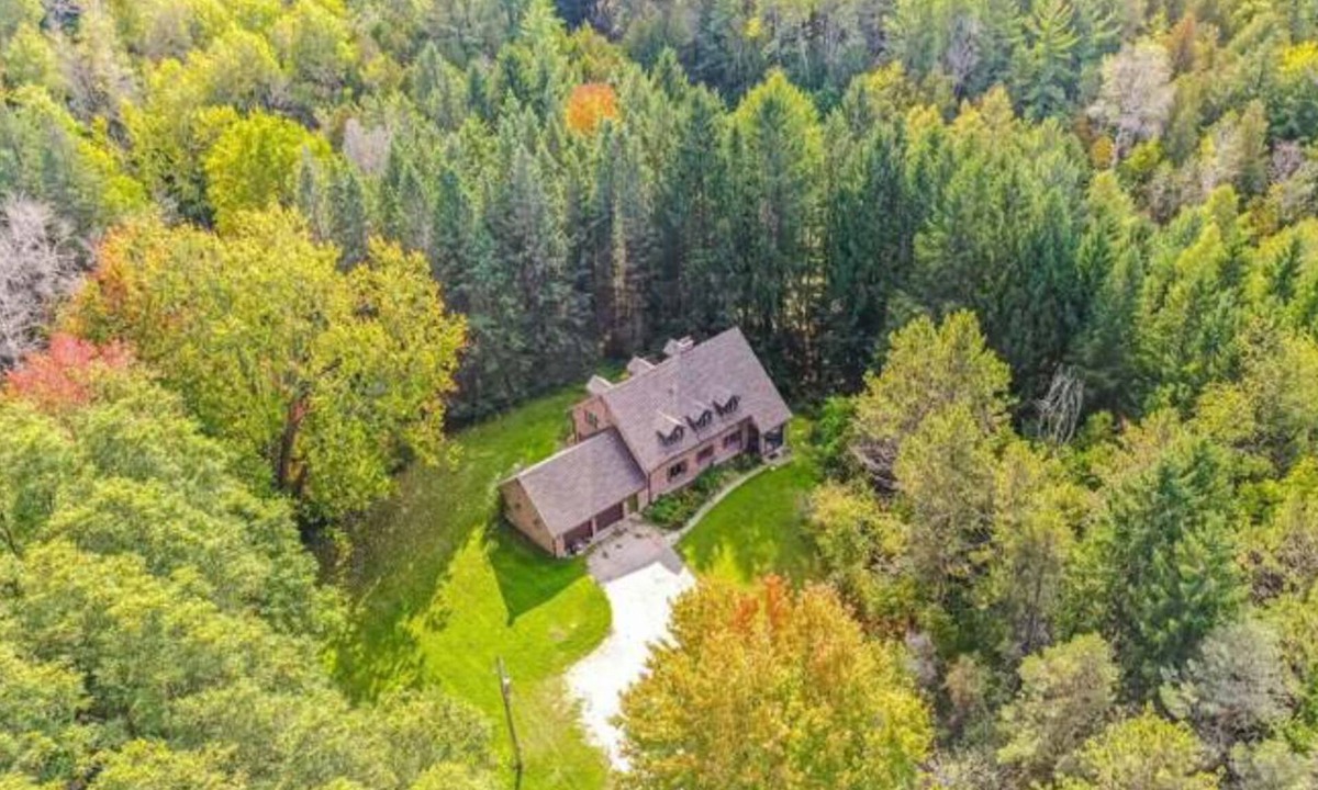 King City Cottage | 4BR Luxury cottage on 5 acres in King City W/hot tub, sauna, fire pit &pond.