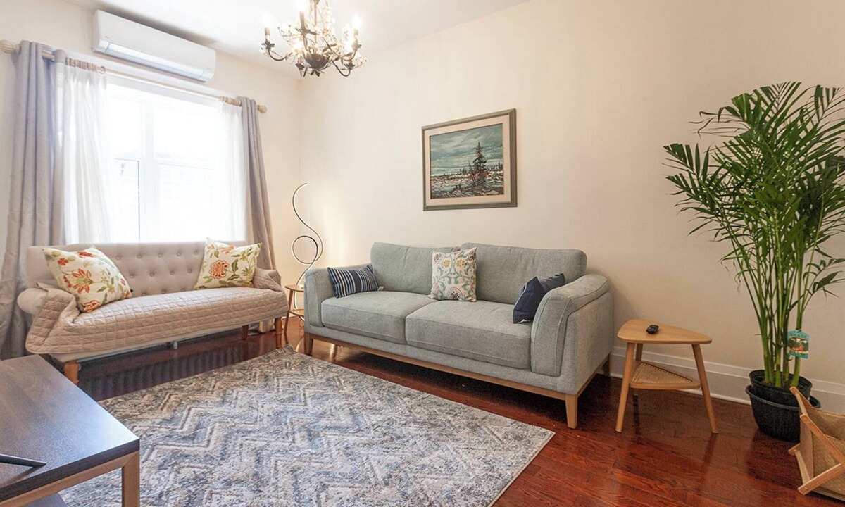 Mount Dennis House | 4BR Midtown Toronto Retreat | Parking | Subway 5 Min Walk