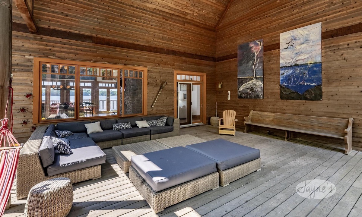 Bracebridge Cottage | 5 bdrm + 1 open in BH, 5 bath cottage! Lake Muskoka, Sunsets! Privacy! Sauna!