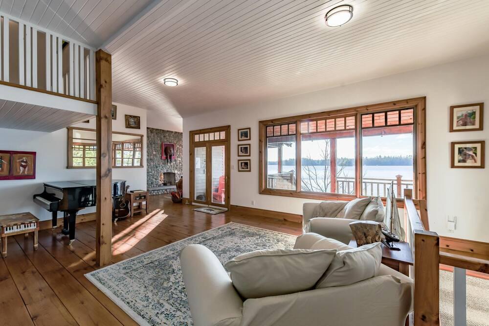 Bracebridge Cottage | 5 bdrm + 2 BH & bunkie, 5 bath cottage! Lake Muskoka, Sunsets! Privacy! Sauna!