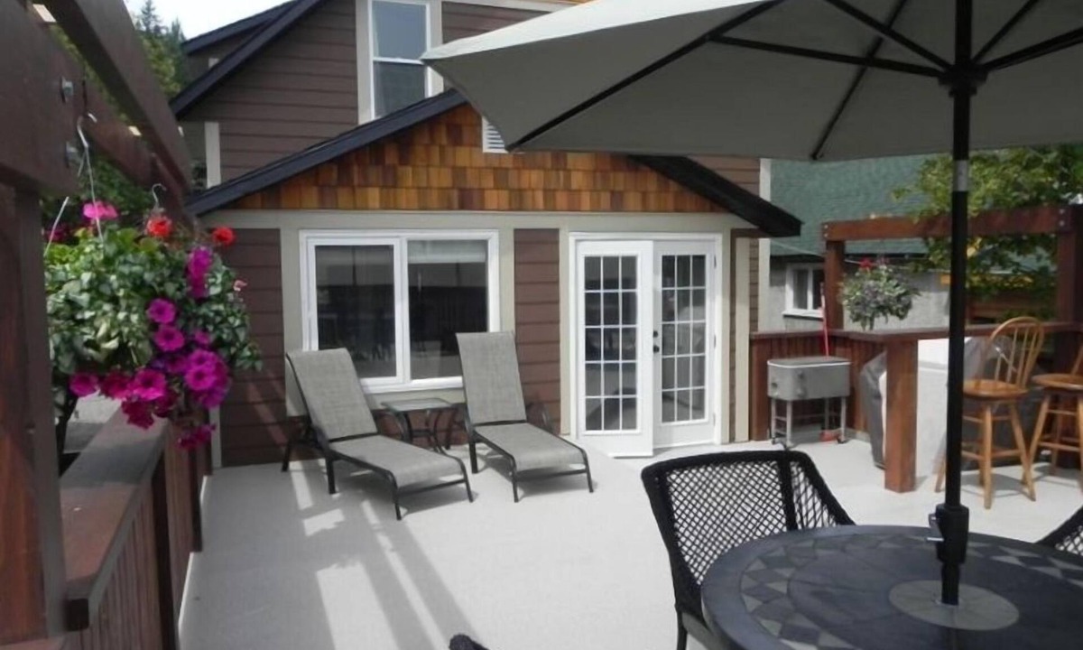 East Kootenay House | 5 Bedroom Character House - Downtown Kimberley w/2 private decks and hot tub