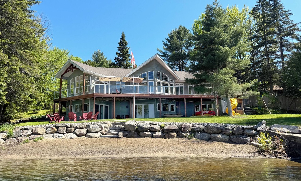 McKellar Cottage | 5 Bedroom Lakefront Cottage with Private Beach