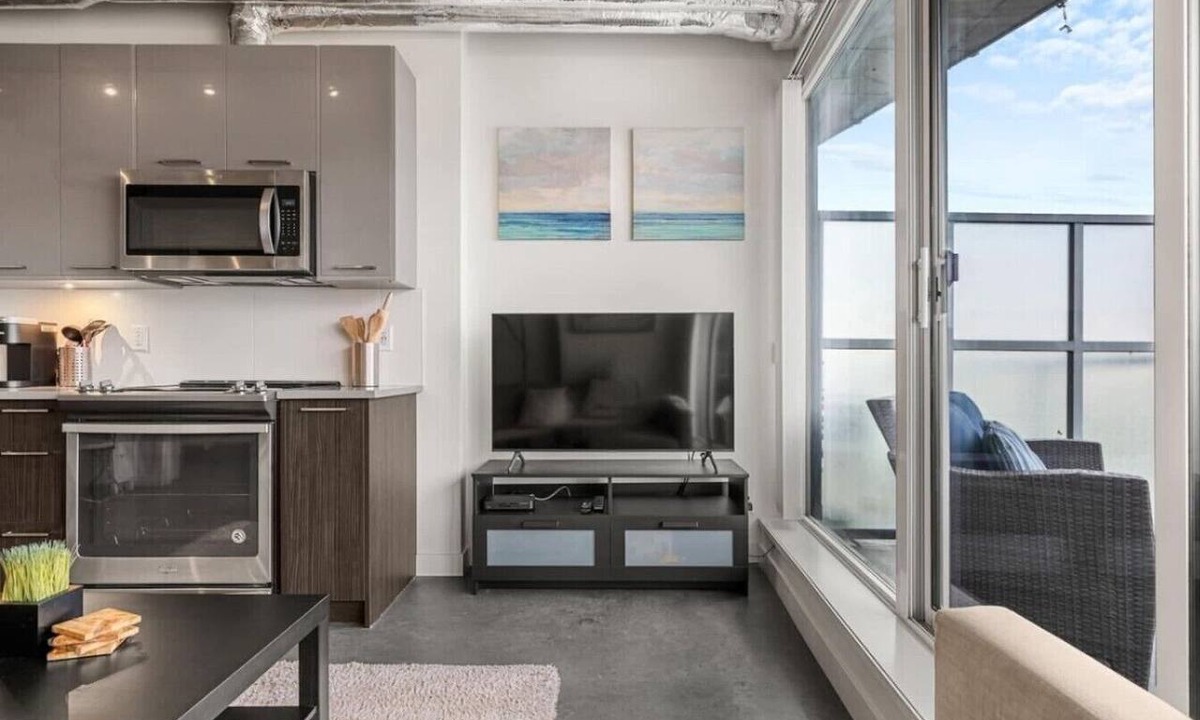 East Village Apartment | 5 min to Stampede | 2BR |AC |Near Frt Calgary